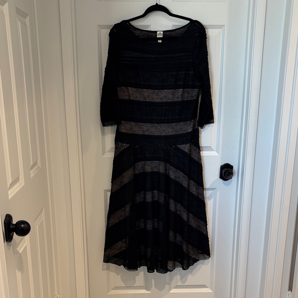 Signature by Sangria Black and Gray Long Sleeve Dress